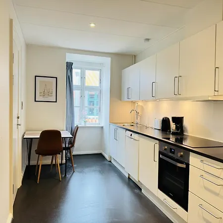 Aday - Pedestrian Beautiful 4 Bedroom Apartment