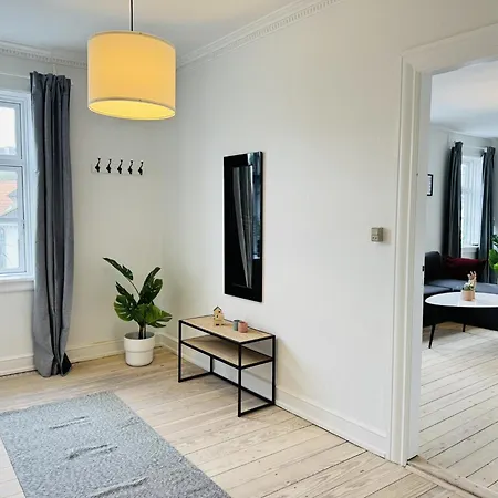 Aday - Pedestrian Beautiful 4 Bedroom Aalborg