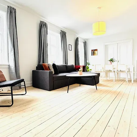 Aday - Pedestrian Beautiful 4 Bedroom *