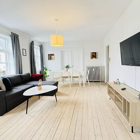Aday - Pedestrian Beautiful 4 Bedroom Aalborg